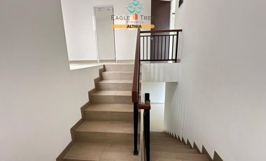 Rumah 2 Lantai Dalam Townhouse Lokasi 5 Menit ke Toll Pesanggrahan