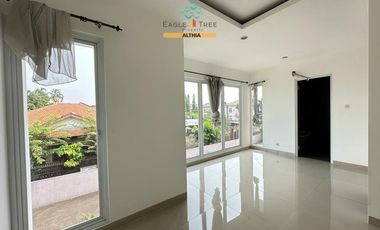 Rumah 2 Lantai Dalam Townhouse Lokasi 5 Menit ke Toll Pesanggrahan