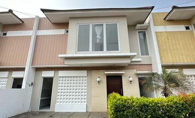 Rumah 2 Lantai Dalam Townhouse Lokasi 5 Menit ke Toll Pesanggrahan