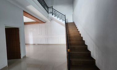 rumah mewah murah plus kolam renang dekat pintu tol klodran manahan