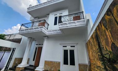 rumah mewah murah plus kolam renang dekat pintu tol klodran manahan