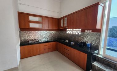 rumah mewah murah plus kolam renang dekat pintu tol klodran manahan