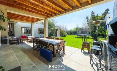 Casa en Venta en Condominio Los Bosques II, Barrio Piedra Roja Chicureo