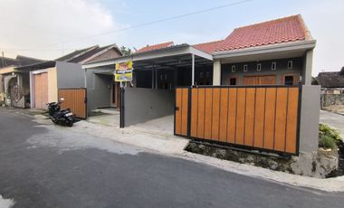 Rumah baru ready dekat tol solo Sertipikat Ready