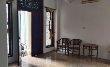 DISEWAKAN RUMAH SEMI FURNISHED MENTENG JAKARTA SELATAN
