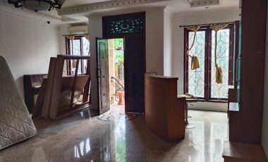 DISEWAKAN RUMAH SEMI FURNISHED MENTENG JAKARTA SELATAN