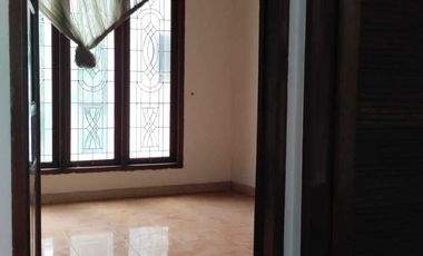 DISEWAKAN RUMAH SEMI FURNISHED MENTENG JAKARTA SELATAN