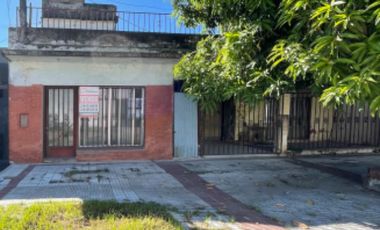 VENDE casa Barrio San Martin, Rivadavia 1.268 (centro)