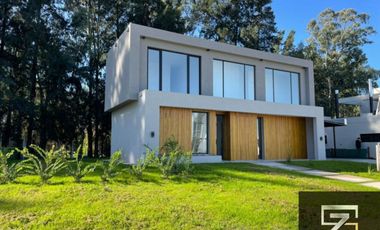 Casa en venta de 4 dormitorios c/ cochera en Canning