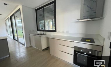 Casa en venta de 4 dormitorios c/ cochera en Canning