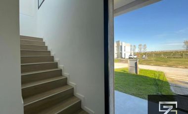 Casa en venta de 4 dormitorios c/ cochera en Canning