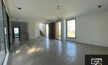 Casa en venta de 4 dormitorios c/ cochera en Canning