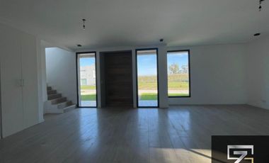 Casa en venta de 4 dormitorios c/ cochera en Canning