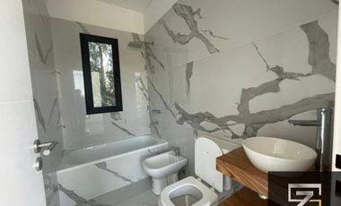 Casa en venta de 4 dormitorios c/ cochera en Canning