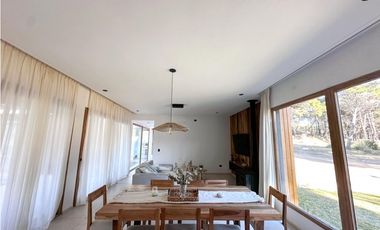 BARRIO PIONEROS-PINAMAR - CASA DE CATEGORIA