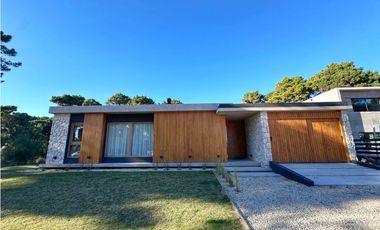 BARRIO PIONEROS-PINAMAR - CASA DE CATEGORIA