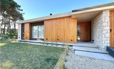 BARRIO PIONEROS-PINAMAR - CASA DE CATEGORIA