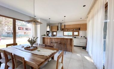 BARRIO PIONEROS-PINAMAR - CASA DE CATEGORIA