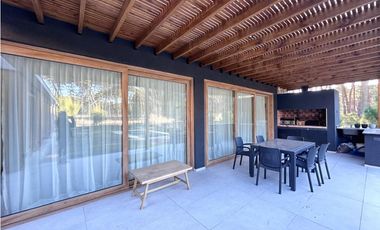 BARRIO PIONEROS-PINAMAR - CASA DE CATEGORIA