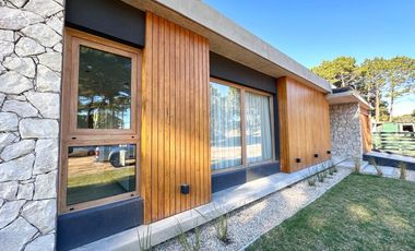 BARRIO PIONEROS-PINAMAR - CASA DE CATEGORIA