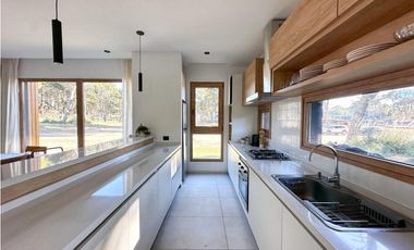 BARRIO PIONEROS-PINAMAR - CASA DE CATEGORIA