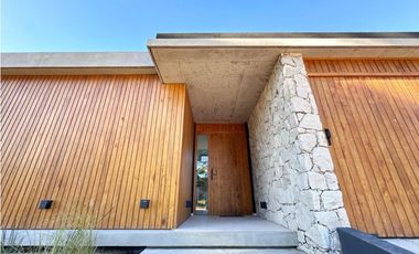 BARRIO PIONEROS-PINAMAR - CASA DE CATEGORIA