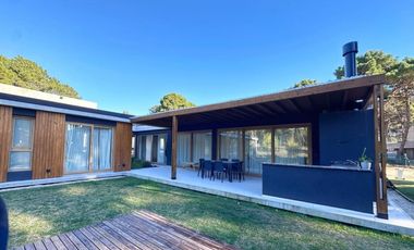 BARRIO PIONEROS-PINAMAR - CASA DE CATEGORIA