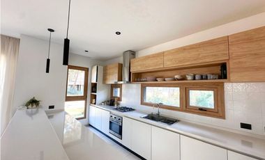 BARRIO PIONEROS-PINAMAR - CASA DE CATEGORIA