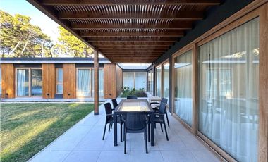 BARRIO PIONEROS-PINAMAR - CASA DE CATEGORIA