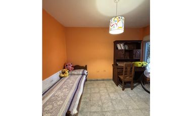 SE VENDE CASA 3 DORM EN B° PINARES - EN CERCANIA A PIEDRAS MORAS