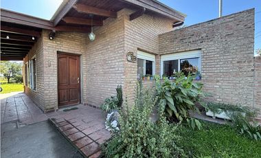 SE VENDE CASA 3 DORM EN B° PINARES - EN CERCANIA A PIEDRAS MORAS