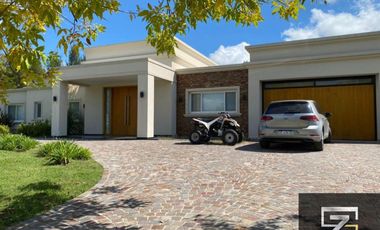 Casa en venta en Barrio Fincas de San Vicente sector Chacras