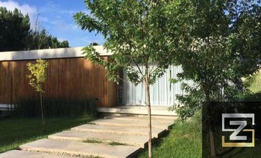 Casa en venta de 5 dormitorios c/ cochera en Costa Esmeralda Deportiva