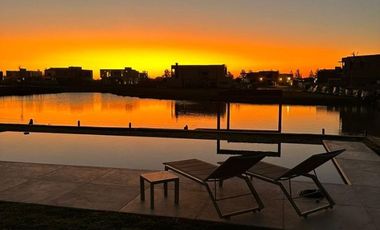 Casa en alquiler temporario de 3 dormitorios c/ cochera en Barrio Privado Terralagos