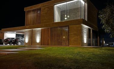 Casa en alquiler temporario de 3 dormitorios c/ cochera en Barrio Privado Terralagos