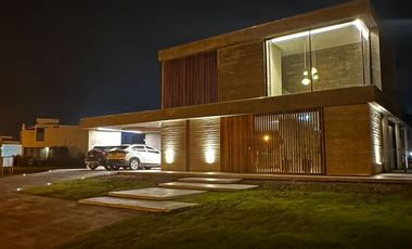 Casa en alquiler temporario de 3 dormitorios c/ cochera en Barrio Privado Terralagos