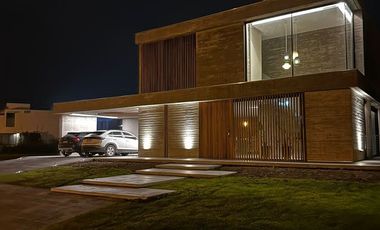 Casa en alquiler temporario de 3 dormitorios c/ cochera en Barrio Privado Terralagos