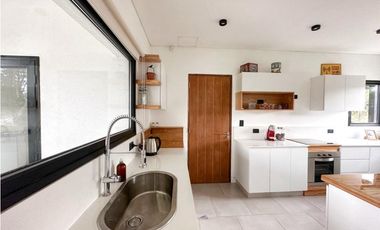 CASA BLANCA EN PINAMAR  SOBRE EL GOLF