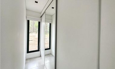 CASA BLANCA EN PINAMAR  SOBRE EL GOLF