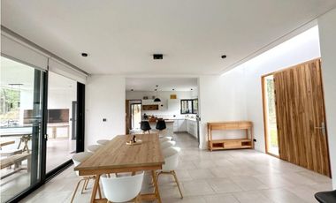 CASA BLANCA EN PINAMAR  SOBRE EL GOLF