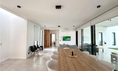 CASA BLANCA EN PINAMAR  SOBRE EL GOLF