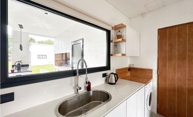 CASA BLANCA EN PINAMAR  SOBRE EL GOLF