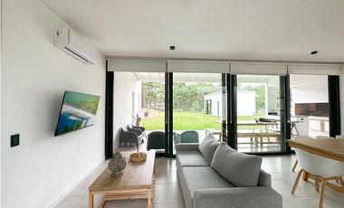 CASA BLANCA EN PINAMAR  SOBRE EL GOLF