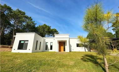 CASA BLANCA EN PINAMAR  SOBRE EL GOLF