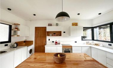 CASA BLANCA EN PINAMAR  SOBRE EL GOLF