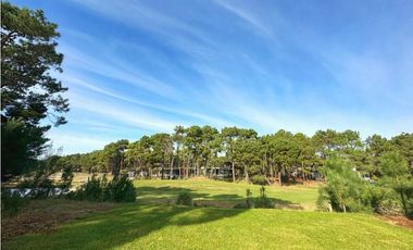 CASA BLANCA EN PINAMAR  SOBRE EL GOLF