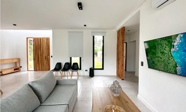 CASA BLANCA EN PINAMAR  SOBRE EL GOLF