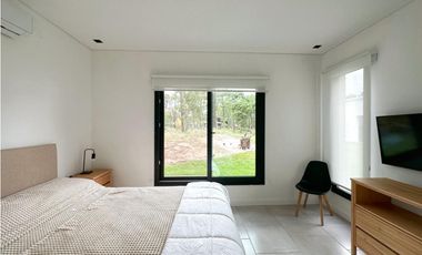 CASA BLANCA EN PINAMAR  SOBRE EL GOLF