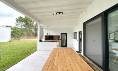 CASA BLANCA EN PINAMAR  SOBRE EL GOLF