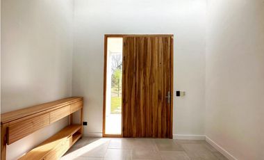 CASA BLANCA EN PINAMAR  SOBRE EL GOLF